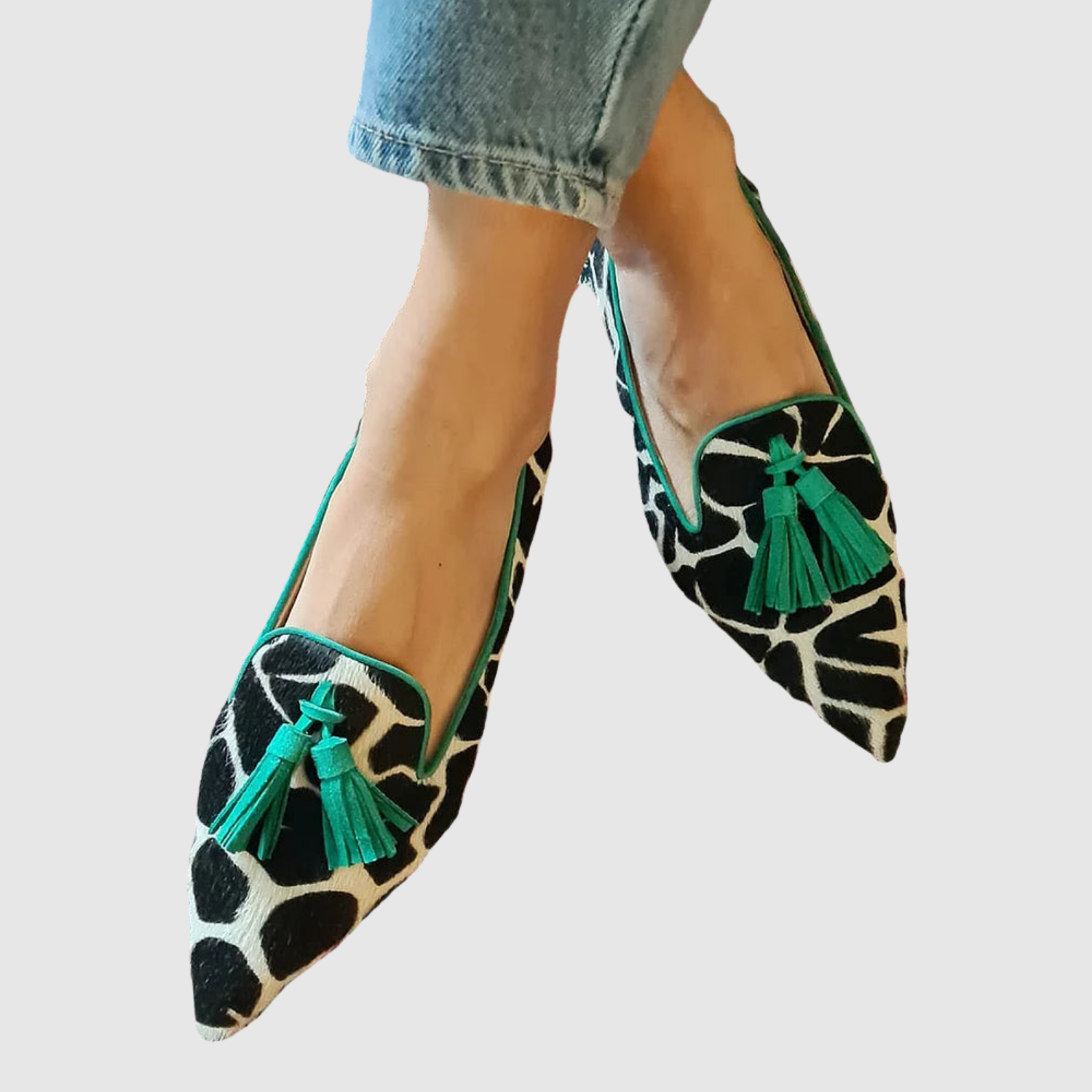 Lara – Ostro zakończone sandały z kontrastowym designem