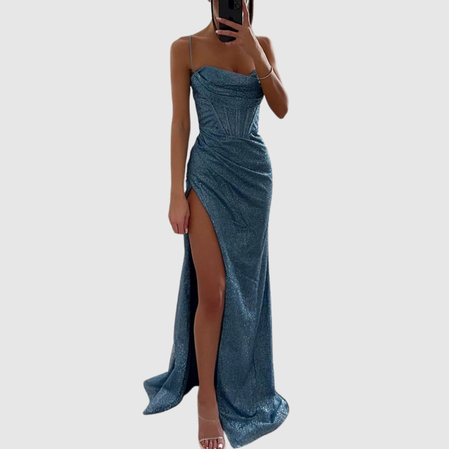 Eliška – Długie wieczorowe sukienki z wysokim rozcięciem i błyszczącymi detalami