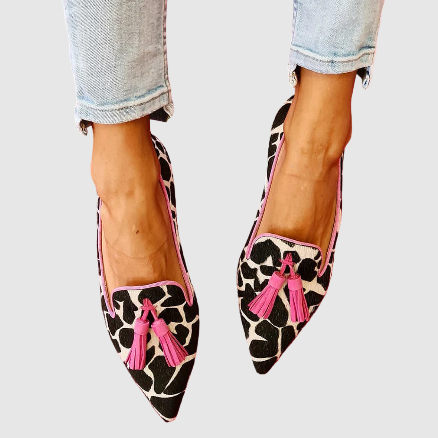 Lara – Ostro zakończone sandały z kontrastowym designem