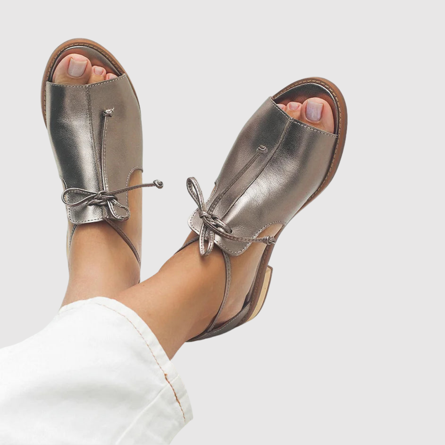 Lara – Metaliczne sandały z eleganckim wiązaniem