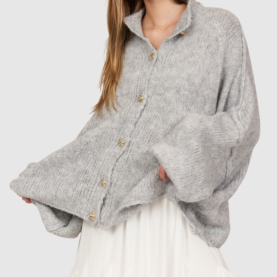 Nora – Stylowy sweter z eleganckimi guzikami