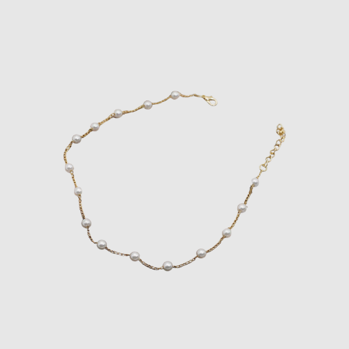 Amélie – Delikatny naszyjnik z delikatnymi perłami i złotym akcentem