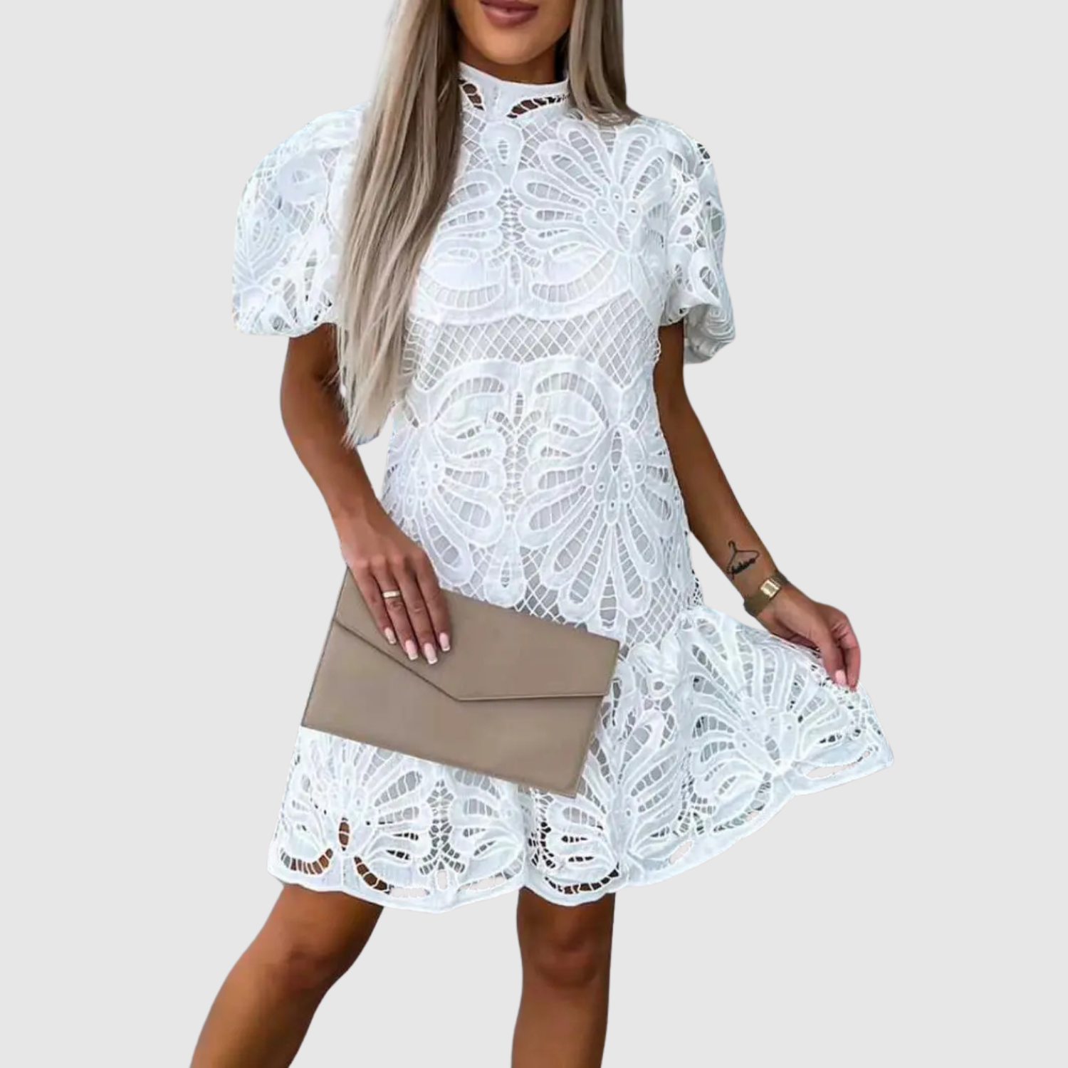 Eliška – Krótkie koronkowe sukienki z eleganckimi detalami